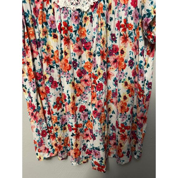Torrid Plus Feminine Floral Short Sleeve Crochet Yoke Lace Gauze Top 1X 14/16 - Picture 3 of 11